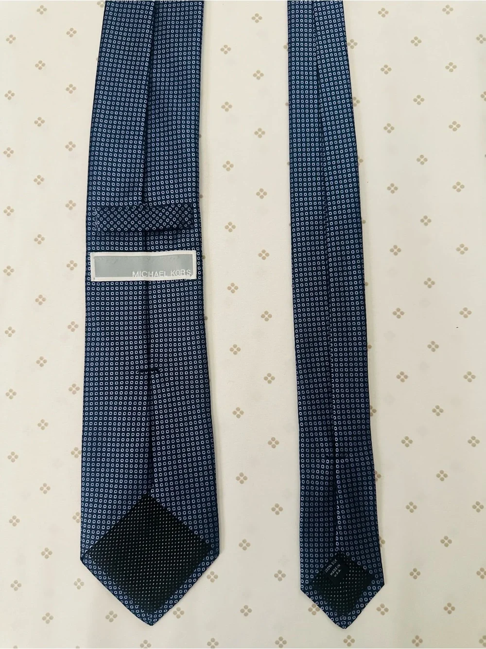 Michael Kors Navy Silk Small Circle Pattern Tie